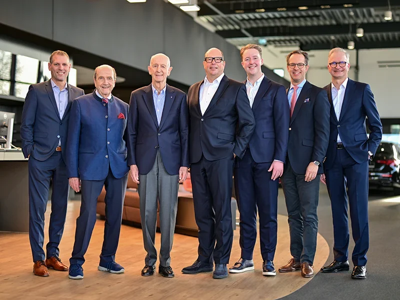 Reimers Rosier 800x600 Männer posieren für Gruppenfoto