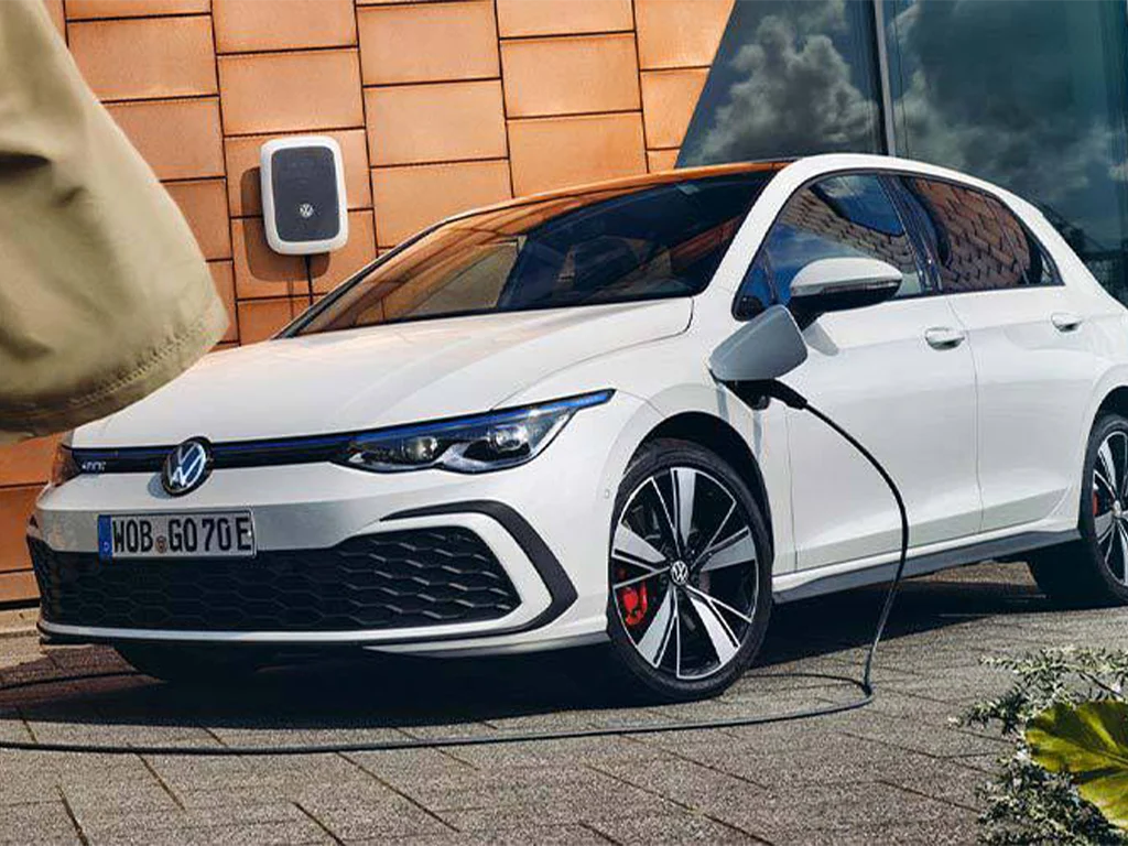 1024x768 Golf GTE weißes Fahrzeug