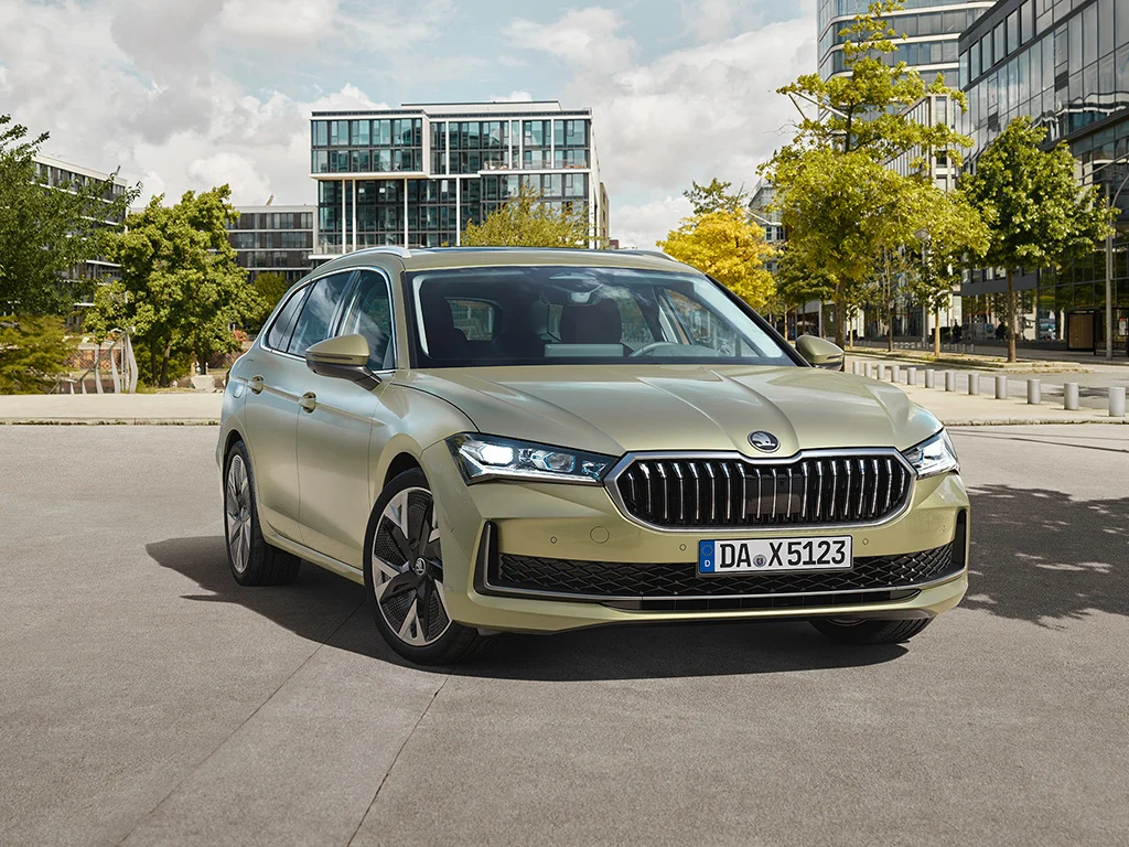 Skoda Superb Combi 1024x768 graues Fahrzeug